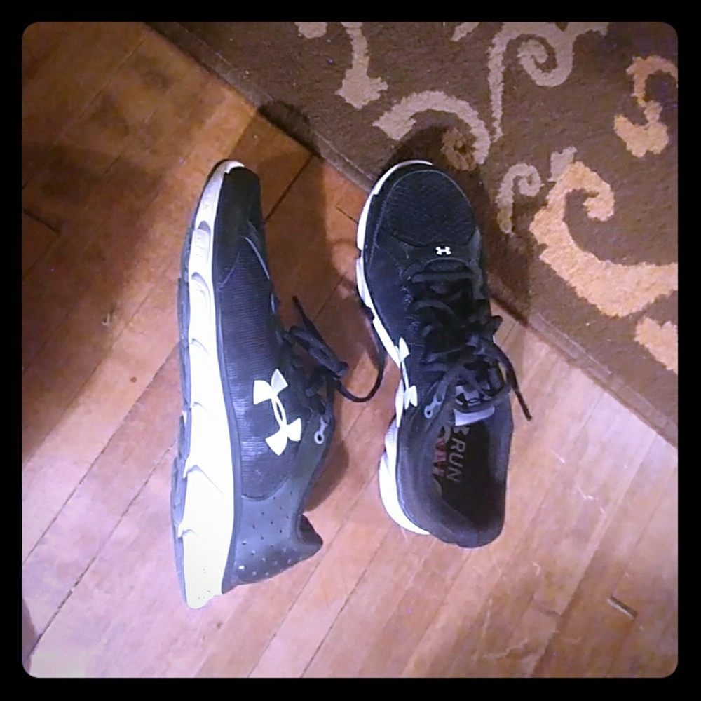 Men's size 10 Under Armour Black running shoes